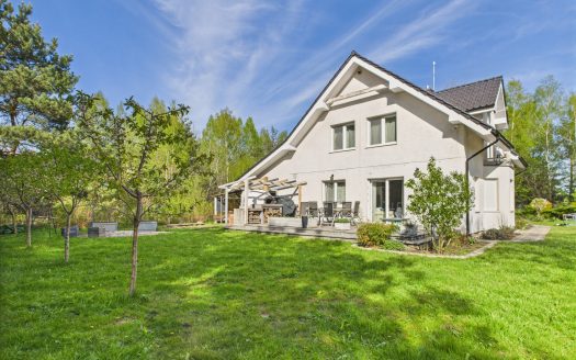 Dwupoziomowy dom, który szepcze ciszą lasu