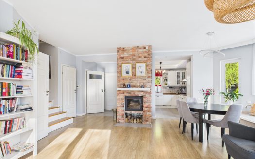 Dwupoziomowy dom, który szepcze ciszą lasu