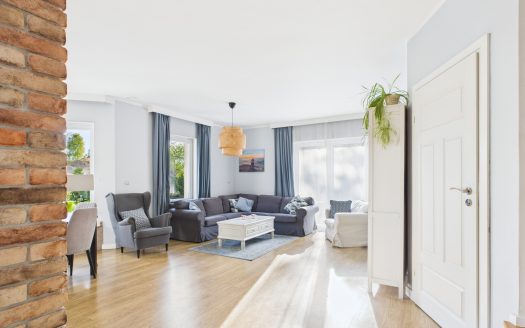 Dwupoziomowy dom, który szepcze ciszą lasu