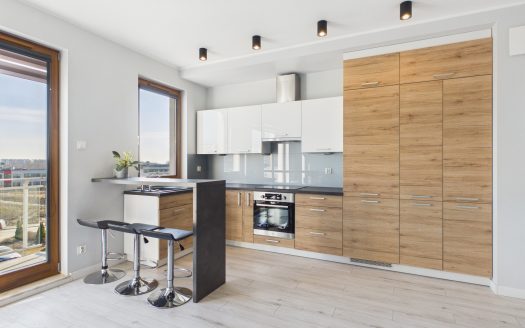 Jasna kawalerka z balkonem i pięknym widokiem